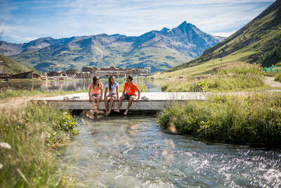 Vacanciers au bord du lac de Tignes